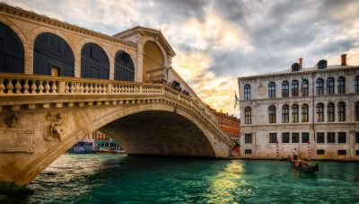 Βενετία: Ζευγάρι κολύμπησε στο μεγάλο κανάλι και 