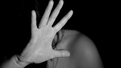 Αγρίνιο: «Με απείλησε με όπλο και μαχαίρι ο πατέρας μου» - Συνελήφθησαν οι γονείς 19χρονης