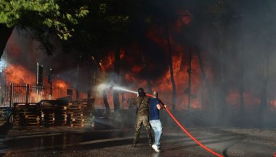 Μεγάλη φωτιά σε υπαίθριο χώρο επιχείρησης στο Μενίδι – Μήνυμα του 112 για επικίνδυνους καπνούς