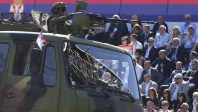 Σερβία: Νέα οπλικά συστήματα από Ρωσία, Κίνα και Ισραήλ παρουσιάστηκαν σε στρατιωτική παρέλαση στο Βελιγράδι