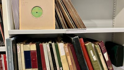 Βικελαία Δημοτική Βιβλιοθήκη: Προσβάσιμη στο κοινό η σπάνια συλλογή δίσκων βινυλίου 78 στροφών