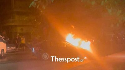 Θεσσαλονίκη - Σοκαριστικό τροχαίο: Οδηγός «γκρέμισε» κατάστημα και πήρε φωτιά το ΙΧ