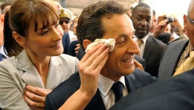 Η Κάρλα Μπρούνι θα επισκέπτεται καθημερινά στη φυλακή το Σαρκοζί, αποκαλύπτει η βιογράφος της