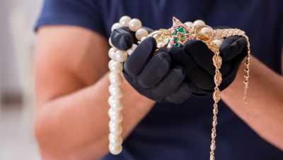 Κινηματογραφική ληστεία σε κοσμηματοπωλείο - Κουκουλοφόροι άρπαξαν λεία άνω των 500.000 ευρώ