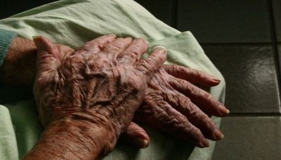 Εφιαλτικές στιγμές για ηλικιωμένη στην Κηφισιά – «Με δέσανε στα πόδια και στα χέρια…»