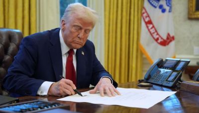 Ο Τραμπ αυξάνει τους δασμούς σε ξυλεία και έπιπλα