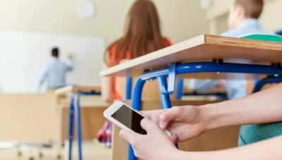 Economist: Σήμα κινδύνου για τα smartphones στα σχολεία