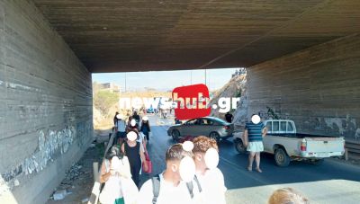 Ηράκλειο: Εξελίξεις μετά το μπάχαλο από τα μπλόκα των κτηνοτρόφων - Άλλοι έχασαν πτήσεις, άλλοι περπάτησαν χιλιόμετρα με μωρά στα καρότσια