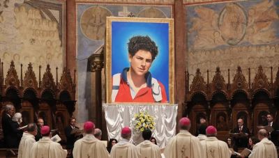 Βατικανό: Κατάμεστη η πλατεία Αγίου Πέτρου για την αγιοποίηση του 15χρονου «influencer του Θεού» (βίντεο)