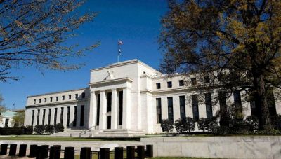 Η Fed σε θύελλα πιέσεων