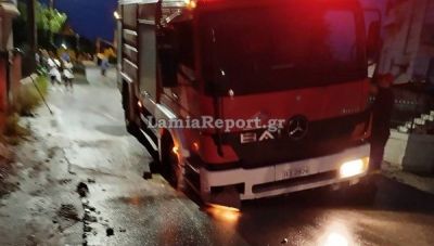 Λαμία: Πυροσβεστικό «εγκλωβίστηκε» όταν υποχώρησε ο δρόμος από σπασμένο αγωγό ύδρευσης
