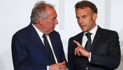 Γαλλία: Σε αγώνα δρόμου ο Εμανουέλ Μακρόν για να σώσει την πενταετία του μετά την πτώση της κυβέρνησης