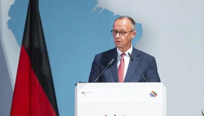 Μερτς κατά των δασμών και του προστατευτισμού – Ζητά πιο ευέλικτη πορεία στην αποχώρηση από τους θερμικούς κινητήρες