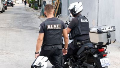 Συνελήφθησαν στα Εξάρχεια τα παιδιά πρώην υπουργού να κουβαλούν πτυσσόμενα γκλοπ