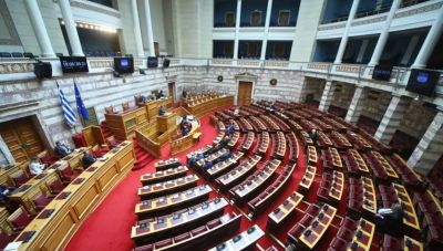 Κόντρα ΠΑΣΟΚ-ΝΔ για την αναβολή της συζήτησης για το Κράτος Δικαίου-Καταγγελίες για παραβίαση του Κανονισμού της Βουλής