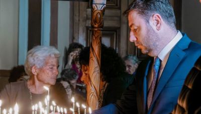 Στην Πλάκα για την περιφορά του Επιταφίου ο Νίκος Ανδρουλάκης