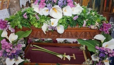 «Η ζωή εν Τάφω… Ω γλυκύ μου έαρ»: Επιτάφιοι από όλη την Κρήτη που συγκινούν (Φωτο)