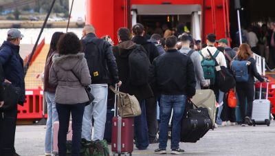 Πάσχα: Φεύγουν και οι τελευταίοι εκδρομείς από τα λιμάνια της Αττικής