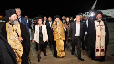 Ηράκλειο: Με κατάνυξη η άφιξη του Αγίου Φωτός στο αεροδρόμιο «Νίκος Καζαντζάκης» (Φωτογραφίες)