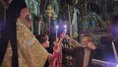 Συγκίνηση στην ενορία Στερνών Χανίων: Ένα παιδί έδωσε το Άγιο Φως στους πιστούς (φωτο+βιντεο)