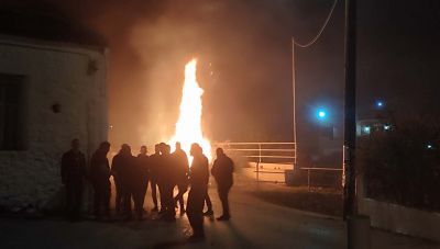 Μεσαρά: Η νύχτα  έγινε... μέρα με τα βεγγαλικά, τις κροτίδες και τη φουνάρα με τον Ιούδα (Φωτο + Βίντεο)