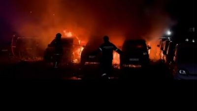 Ηράκλειο: Σοβαρές υλικές ζημιές από φωτιά σε αυτοκίνητα σε χώρο στάθμευσης (Βίντεο)