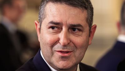 Γιώργος Μυλωνάκης: Υποβλήθηκε σε εμβολισμό ανευρύσματος μετά την εγκεφαλική αιμορραγία – Κρίσιμη αλλά ελεγχόμενη η κατάσταση