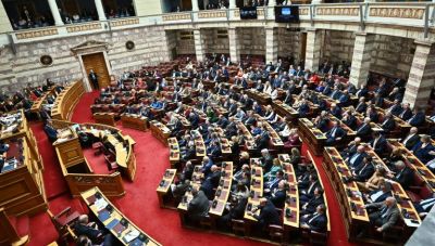 Βολές και διαξιφισμοί στη Βουλή - Μητσοτάκης: «Σπιλώνονται οι πολιτικοί αντίπαλοι και έχει φτάσει ο Γιώργος Μυλωνάκης να παλεύει για τη ζωή του» (live)