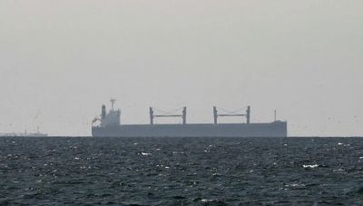 Πλοία δέχτηκαν πυρά στα Στενά του Ορμούζ – Προειδοποίηση Χαμενεΐ «για πικρές ήττες στους εχθρούς του Ιράν»