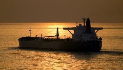 Bloomberg: Τρία πλοία φαίνεται να εισέρχονται στο Ορμούζ ακολουθώντας νέα διαδρομή