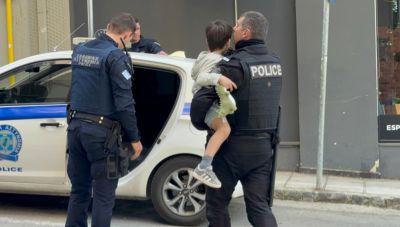 Θεσσαλονίκη: Συνελήφθη η μητέρα του 5χρονου που πετούσε αντικείμενα από το μπαλκόνι 6ου ορόφου