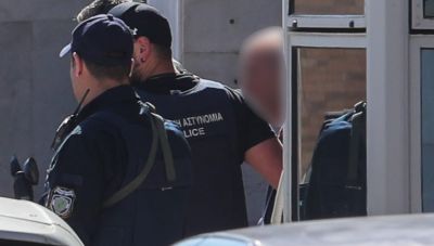 Αντιμέτωπος με τρία κακουργήματα ο 89χρονος για τις επιθέσεις σε ΕΦΚΑ και Πρωτοδικείο – Υποστήριξε ότι «ήταν πράξη απελπισίας και αγανάκτησης»