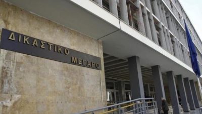 Θεσσαλονίκη: Ελεύθερη από το αυτόφωρο η 25χρονη μητέρα του ανήλικου που έμεινε μόνος στο σπίτι και πετούσε αντικείμενα στον δρόμο