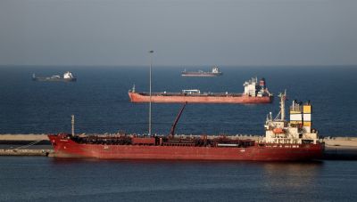 Bloomberg: Πλοία στα Στενά του Ορμούζ καλούνται να πληρώσουν έως και 2 εκατ. δολάρια πριν περάσουν