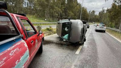 Αρτέμιδα: Αυτοκίνητο πέρασε διαχωριστικό και αναποδογύρισε στη μέση του δρόμου