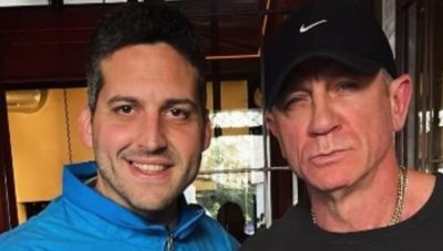 Ο Ντάνιελ Κρεγκ βρίσκεται στην Αθήνα και έφαγε σε γνωστή ταβέρνα