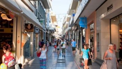 Αυξημένη κίνηση αλλά μειωμένη αγοραστική δύναμη στο Ηράκλειο - Στο δώρο του Πάσχα ελπίζουν οι έμποροι