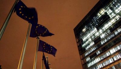 «Ναι» της Κομισιόν σε έκτακτο φόρο στα υπερκέρδη των εταιρειών καυσίμων