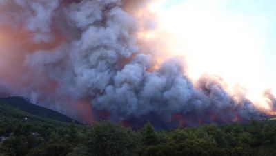 Ανεξέλεγκτο το μέτωπο στο Πόρτο Γερμενό, εκκενώνονται Αλεποχώρι, Ψάθα, Βενίζα, Λούμπα, Ζάχουλη