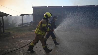 Χωρίς ενεργό μέτωπο η φωτιά στη Χαλκιδική: Έχουν καεί σπίτια και υποδομές, 481 πολίτες απεγκλωβίστηκαν με πλωτά και λεωφορεία