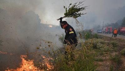 Καλύτερη η εικόνα της φωτιάς στη Χαλκιδική: Κάηκαν σπίτια και υποδομές, απεγκλωβίστηκαν με πλωτά και λεωφορεία πολίτες