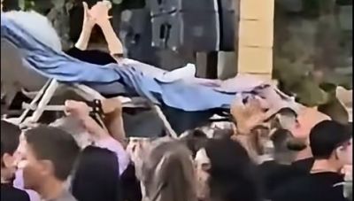 Επικό σκηνικό σε πανηγύρι στο Μυλοπόταμο: Πήγαν στο γλέντι κατάκοιτη γιαγιά με την ξαπλώστρα και εκείνη χειροκροτούσε το λυράρη (Βίντεο)