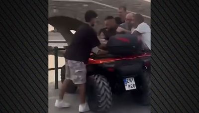 «Το μετανιώνω αλλά με βάρεσε πρώτος»: Τι υποστηρίζει ο οδηγός ταξί που ξυλοκόπησε τον υπάλληλο εταιρείας ενοικίασης οχημάτων στην Πάρο