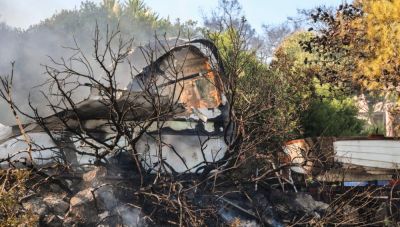Τραγωδία στη Σαλαμίνα: Δύο νεκροί και οκτώ άτομα με εγκαύματα στα Περιστέρια – Χωρίς ενεργό μέτωπο η πυρκαγιά