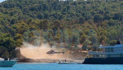 Συνελήφθη επιβάτης του ελικοπτέρου στις Σπέτσες, τον είδαν να πετάει ένα σακουλάκι με ναρκωτικά