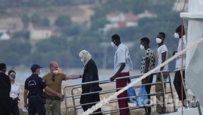 Έφτασε στη Μυτιλήνη το πλοίο με τους μετανάστες από την Κρήτη