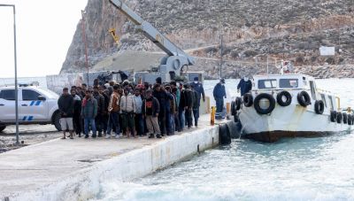 Τι απαντά η κυβέρνηση για τις μεταφορές μεταναστών από την Κρήτη στα νησιά του Βορείου Αιγαίου