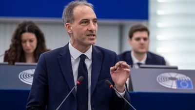 Γαλλία: Στην κούρσα διαδοχής του Μακρόν ο ευρωβουλευτής της κεντροαριστεράς Ραφαέλ Γκλιξμάν