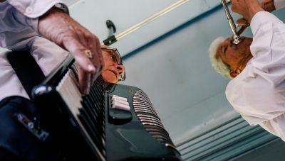«Φάρμακο» η μουσική: Ξυπνά αναμνήσεις, μειώνει τον πόνο και βοηθά στην αποκατάσταση από εγκεφαλικό