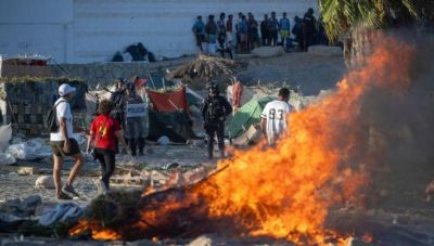 Θέουτα: Κάτοικοι καίνε σκηνές μεταναστών και μπλοκάρουν τη διανομή φαγητού (βίντεο)
